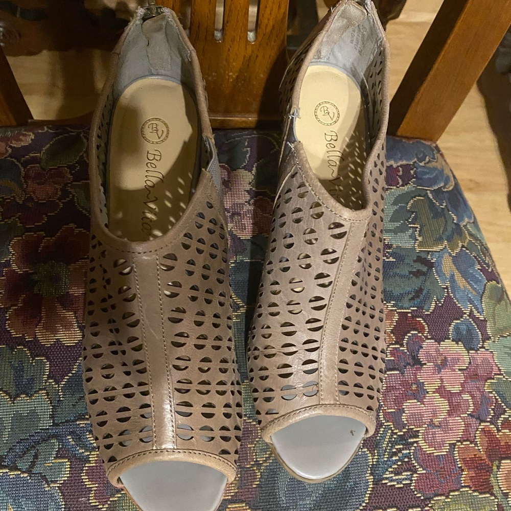 Bella Vita Sz 7 M Perforated Leather Booties VGUC 😊😊